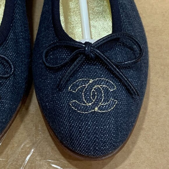 CHANEL Dark Wash Denim Flats Spring 2006 - Picture 3 of 7